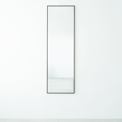 鏡を設置すると、空間に奥行が生まれてお部屋が広く感じられ、ミラーが光を反射することでお部屋全体が明るくなるというメリットもあります。