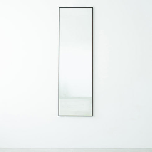 鏡を設置すると、空間に奥行が生まれてお部屋が広く感じられ、ミラーが光を反射することでお部屋全体が明るくなるというメリットもあります。