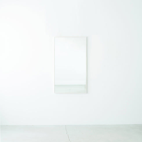 シンプルで場所を選ばず使いやすい、天然木を使用した国産細枠ウォールミラー。