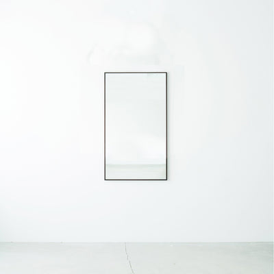 ウォールミラーは、玄関やトイレなどスペースの無い場所に鏡をプラスしたい場合に最適です。