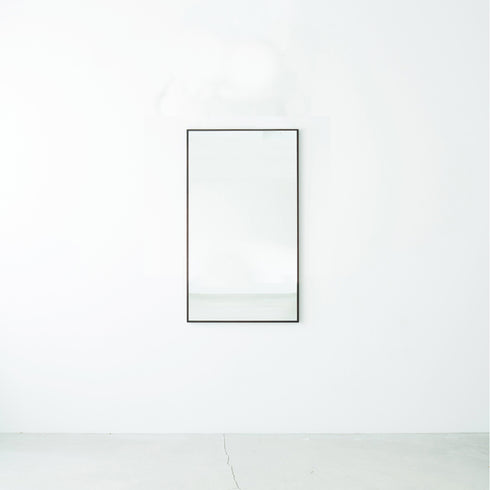 ウォールミラーは、玄関やトイレなどスペースの無い場所に鏡をプラスしたい場合に最適です。