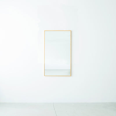 鏡を設置すると、空間に奥行が生まれてお部屋が広く感じられ、ミラーが光を反射することでお部屋全体が明るくなるというメリットもあります。