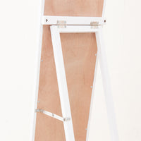 【安心の機能と使いやすさ】飛散防止加工に加え、開きすぎを防ぐ金具や角度調節可能なスタンドで、安全性と利便性を両立しました。