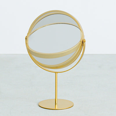 ミラーの表面は等倍鏡として、裏面は3倍拡大鏡として両面使え、ミラーを回転させるだけで簡単に使い分けが可能です。