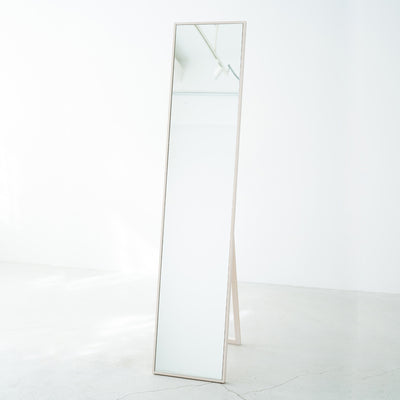 シンプルで場所を選ばず使いやすい、天然木を使用した国産細枠スタンドミラー。