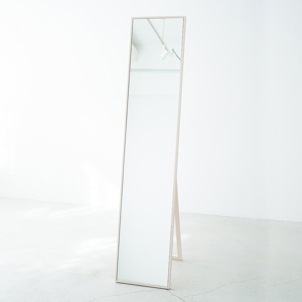 シンプルで場所を選ばず使いやすい、天然木を使用した国産細枠スタンドミラー。