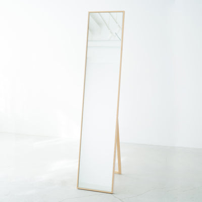 お部屋に鏡を設置することで、空間に奥行が生まれてお部屋が広く感じられ、ミラーが光を反射することでお部屋全体が明るくなるというメリットもあります。