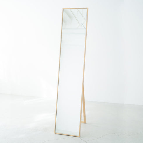 お部屋に鏡を設置することで、空間に奥行が生まれてお部屋が広く感じられ、ミラーが光を反射することでお部屋全体が明るくなるというメリットもあります。