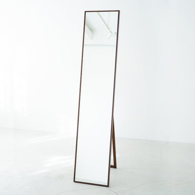 玄関や一人暮らしのお部屋に最適なスリムサイズから、全身をくまなくチェックしたい方にぴったりなワイドサイズまで、幅広いサイズをご用意しているので用途やスペースに合わせてお選びください。