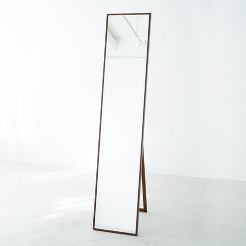 玄関や一人暮らしのお部屋に最適なスリムサイズから、全身をくまなくチェックしたい方にぴったりなワイドサイズまで、幅広いサイズをご用意しているので用途やスペースに合わせてお選びください。