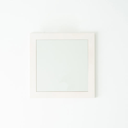 シンプルで場所を選ばず使いやすい、天然木を使用した国産幅広枠正方形ウォールミラー。