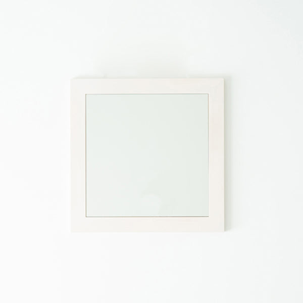 シンプルで場所を選ばず使いやすい、天然木を使用した国産幅広枠正方形ウォールミラー。