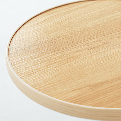 【木の温もりを感じる天板】
フチに立ち上がりがあるトレー仕様で、置いたものが転がり落ちにくく、天然木のようなリアルな木目が空間に温かみを加えます。