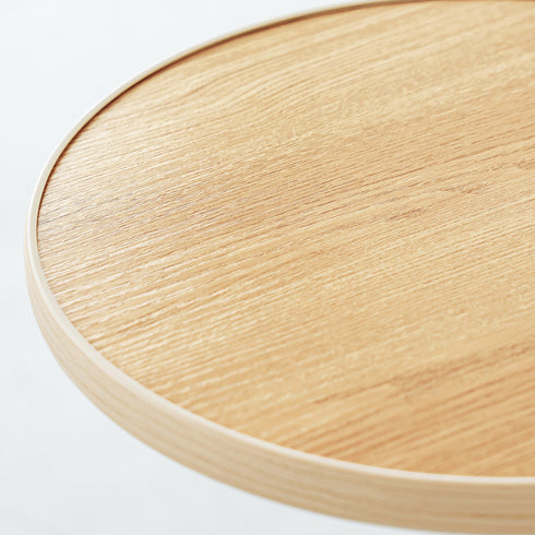 【木の温もりを感じる天板】
フチに立ち上がりがあるトレー仕様で、置いたものが転がり落ちにくく、天然木のようなリアルな木目が空間に温かみを加えます。