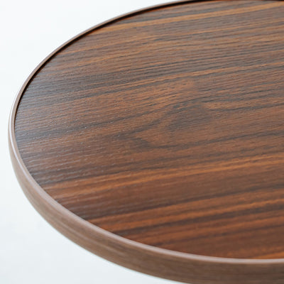 【上質さを演出する木目】
落ち着いた色合いのブラウンは高級感があり、飲み物や小物を置くだけで、いつもの空間をワンランクアップさせてくれます。