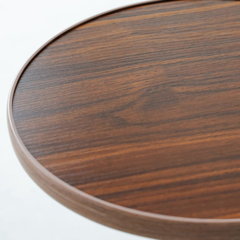 【上質さを演出する木目】
落ち着いた色合いのブラウンは高級感があり、飲み物や小物を置くだけで、いつもの空間をワンランクアップさせてくれます。