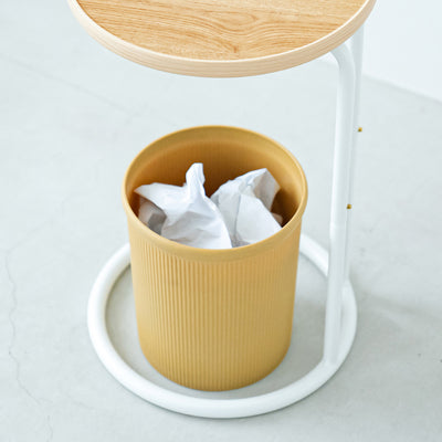 【天板下のスペースも有効活用】
天板下のスペースには、ゴミ箱や観葉植物、収納ボックスなどを置くことができ、空間を無駄なくスマートに使えます。