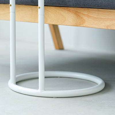 【ソファ下にスッと差し込める】
脚がソファやベッドの脚を避けて差し込めるように設計されているため、テーブルをぎりぎりまで体に引き寄せて使えます。