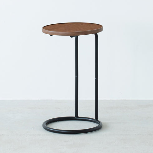 【シックに決まる大人の空間】
深みのあるブラウンの天板が、落ち着いた大人の雰囲気を醸し出し、くつろぎの時間をより上質なものへと変えてくれます。