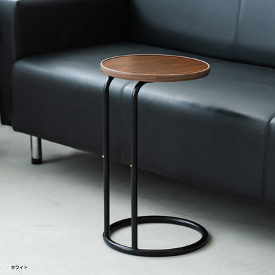 【空間を賢く使うサイドテーブル】
デッドスペースになりがちなソファの横も、このテーブルを差し込むだけで、限られた空間を有効活用できる便利なスペースに早変わりします。