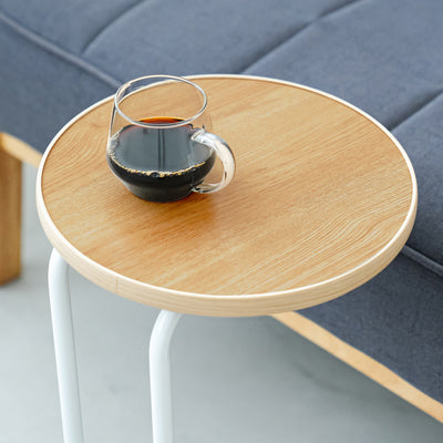 【美しい木目がぬくもりを添える】
直径30cmの天板は、飲み物や小物を置くのにちょうど良いサイズで、その美しい木目が、日々の暮らしにそっとぬくもりをプラスします。