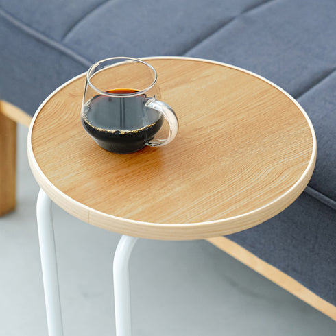 【美しい木目がぬくもりを添える】
直径30cmの天板は、飲み物や小物を置くのにちょうど良いサイズで、その美しい木目が、日々の暮らしにそっとぬくもりをプラスします。