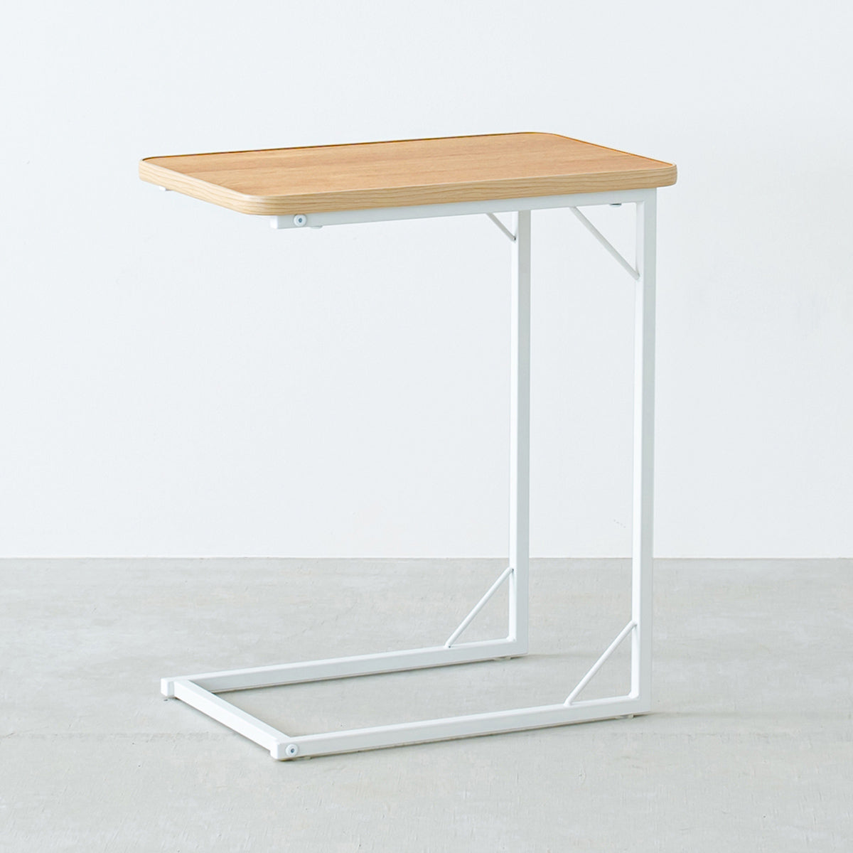 ソファやベッドサイド、デスク横など、様々なシーンで活躍してくれるスタイリッシュなデザインのサイドテーブル"ラテ"のスクエア天板タイプ。