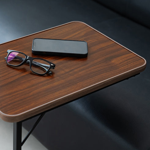 スクエア天板には飲み物やリモコン、雑誌などを置いておくことができます。