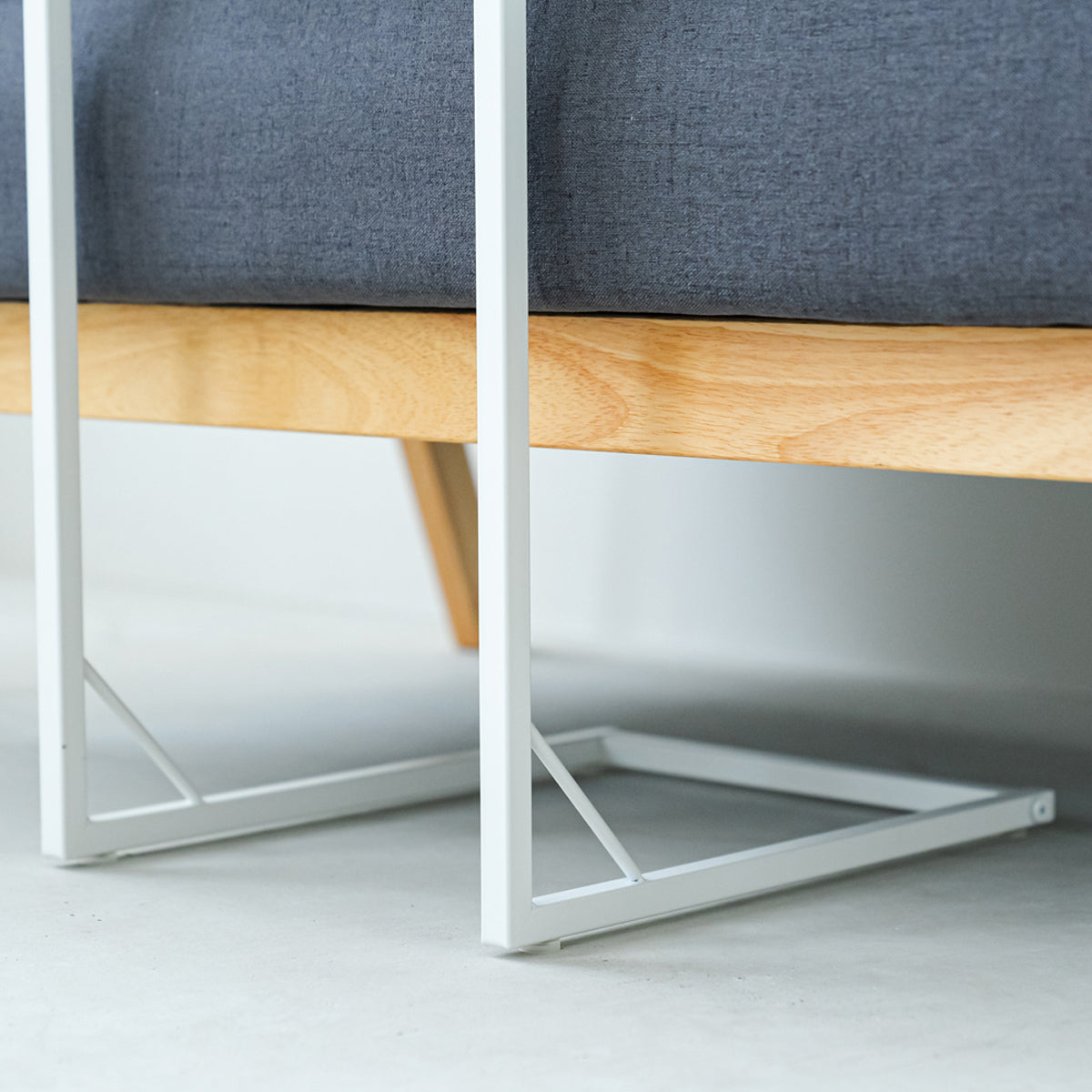 脚部がコの字型になっており、ソファやベッド下に差し込んで使用でき、省スペースでも使いやすい設計となっています。