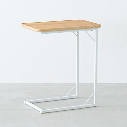 ソファやベッドサイド、デスク横など、様々なシーンで活躍してくれるスタイリッシュなデザインのサイドテーブル"ラテ"のスクエア天板タイプ。