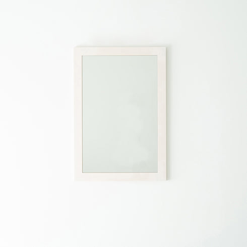 シンプルで場所を選ばず使いやすい、天然木を使用した国産幅広枠ウォールミラー。