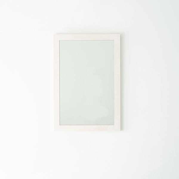 シンプルで場所を選ばず使いやすい、天然木を使用した国産幅広枠ウォールミラー。