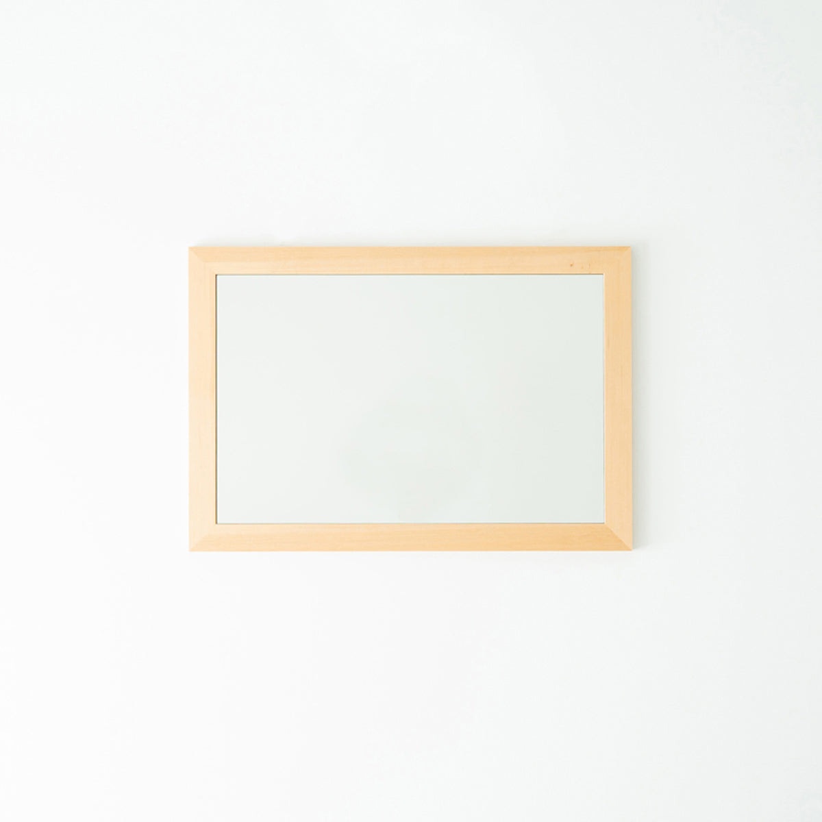 鏡を設置すると、空間に奥行が生まれてお部屋が広く感じられ、ミラーが光を反射することでお部屋全体が明るくなるというメリットもあります。