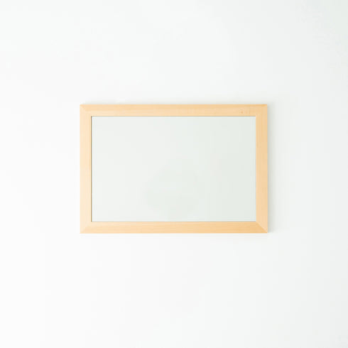 鏡を設置すると、空間に奥行が生まれてお部屋が広く感じられ、ミラーが光を反射することでお部屋全体が明るくなるというメリットもあります。