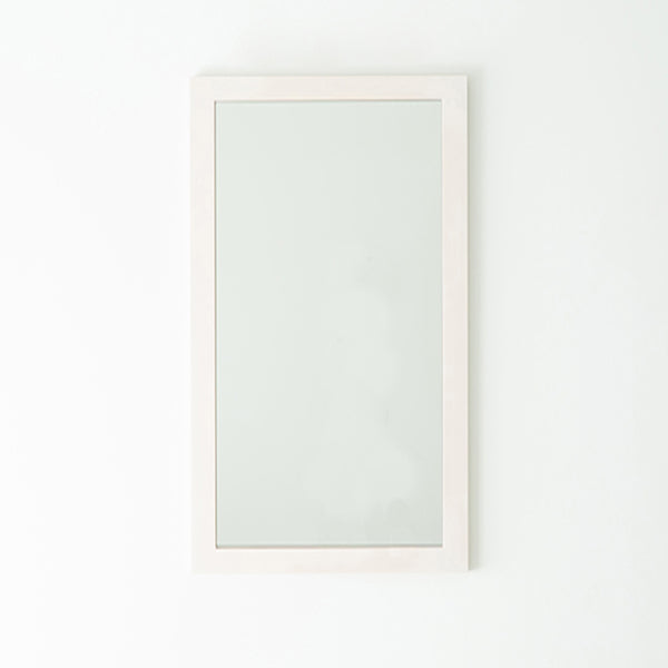 シンプルで場所を選ばず使いやすい、天然木を使用した国産幅広枠ウォールミラー。