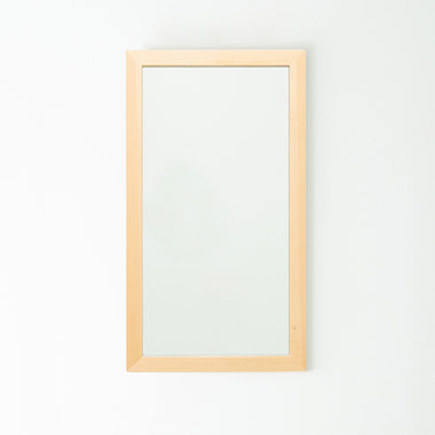 ウォールミラーは、玄関やトイレなどスペースの無い場所に鏡をプラスしたい場合に最適です。