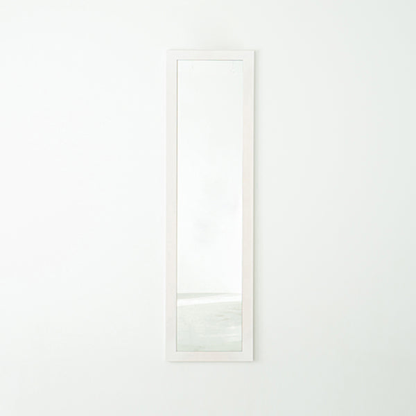 シンプルで場所を選ばず使いやすい、天然木を使用した国産幅広枠ウォールミラー。