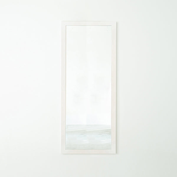 シンプルで場所を選ばず使いやすい、天然木を使用した国産幅広枠ウォールミラー。