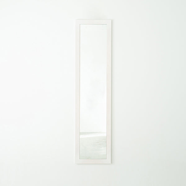 シンプルで場所を選ばず使いやすい、天然木を使用した国産幅広枠ウォールミラー。