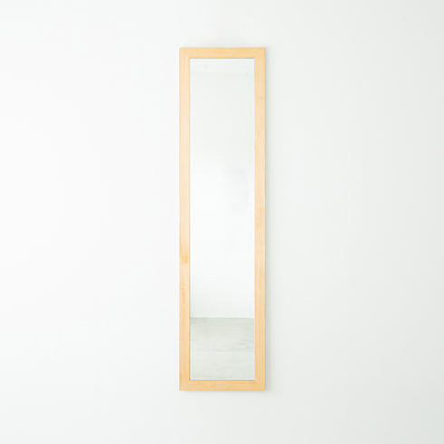 ウォールミラーは、玄関やトイレなどスペースの無い場所に鏡をプラスしたい場合に最適です。