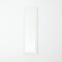 【洗練されたシンプルさ】どんなお部屋にも溶け込む、天然木製のウォールミラーですっきりとした空間を演出します。