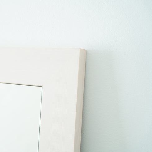 天然木のツガ材を使用したフレームは、ミラー面との段差がほぼないフラットなデザインで、見た目も美しく日常に取り入れやすいです。