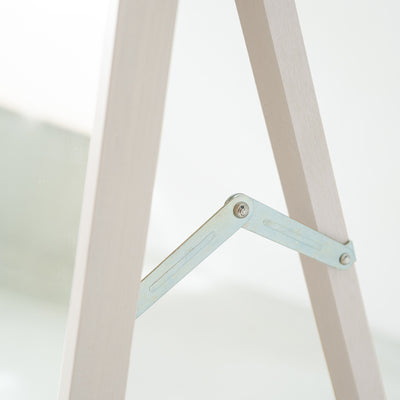 背面のスタンドでお好きな角度に調節して設置することができ、使わない時はスタンドを折りたたんで省スペースで収納可能です。