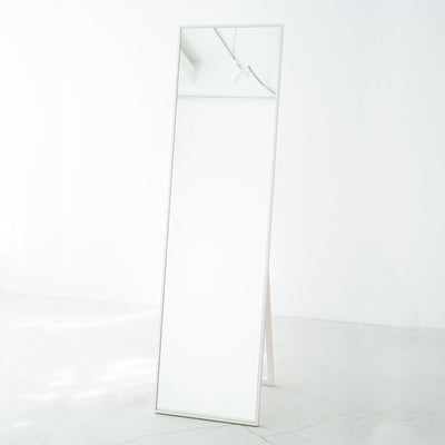 シンプルで場所を選ばず使いやすい、天然木を使用した国産細枠スタンドミラー。