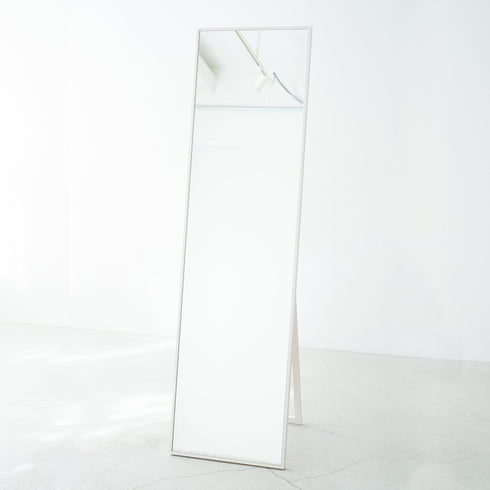 シンプルで場所を選ばず使いやすい、天然木を使用した国産細枠スタンドミラー。