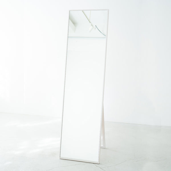 シンプルで場所を選ばず使いやすい、天然木を使用した国産細枠スタンドミラー。