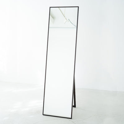 玄関や一人暮らしのお部屋に最適なスリムサイズから、全身をくまなくチェックしたい方にぴったりなワイドサイズまで、幅広いサイズをご用意しているので用途やスペースに合わせてお選びください。