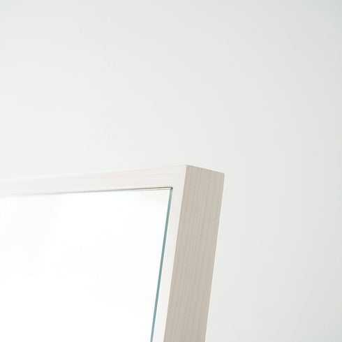 天然木のツガ材を使用したフレームは、ミラー面との段差がほぼないフラットなデザインで、見た目も美しく日常に取り入れやすいです。