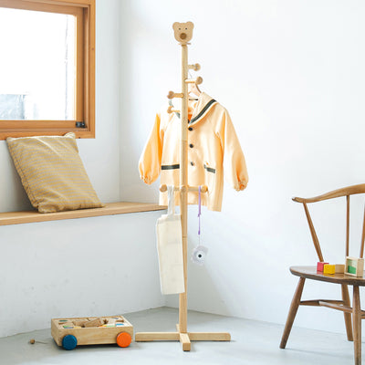 【おかえり、上手にできたね】
毎日使う通園バッグやお気に入りの洋服も、優しいクマさんが見守るこの場所に自分で掛ける習慣が自然と身につきます。