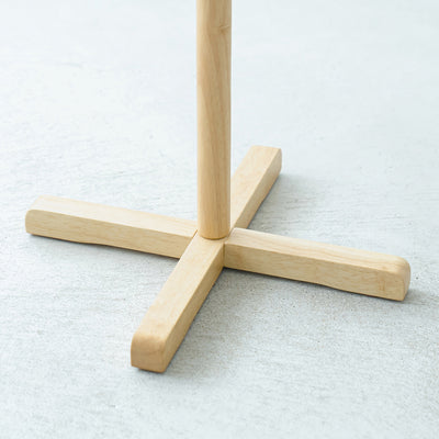 【しっかり支える、安定の脚】
たくさん掛けてもぐらつきにくい、安定感のあるクロス脚を採用しているから、毎日使うものだからこその安心感があります。